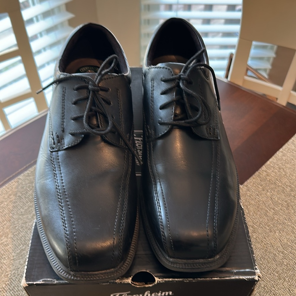 Florsheim Black Oxfords Classic Leather Steel toe Design